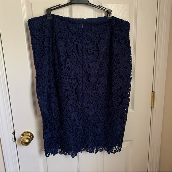 Liz Claiborne 18 navy lace overlay skirt - Picture 2 of 3